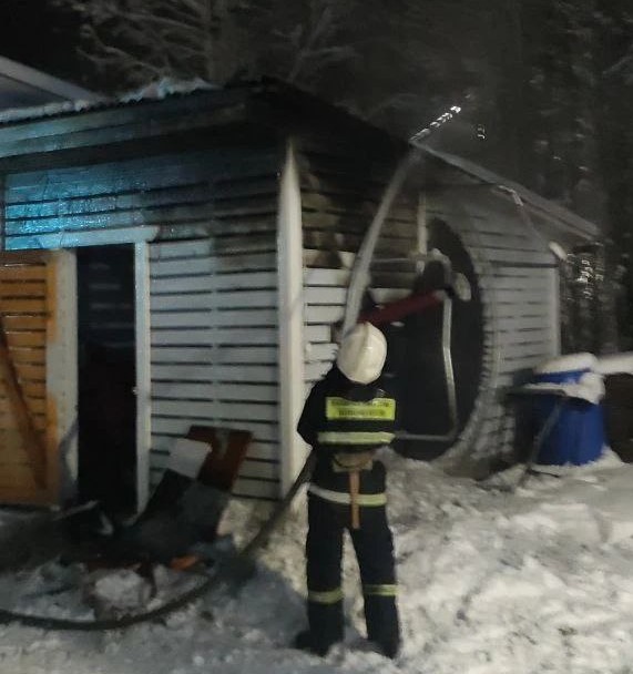 Неисправная новогодняя гирлянда привела к пожару