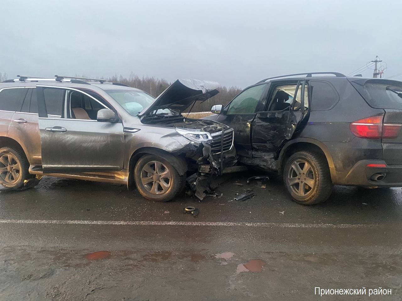 Двойное ДТП в Прионежье: в иномарку, преградившую проезд после столкновения, влетел внедорожник