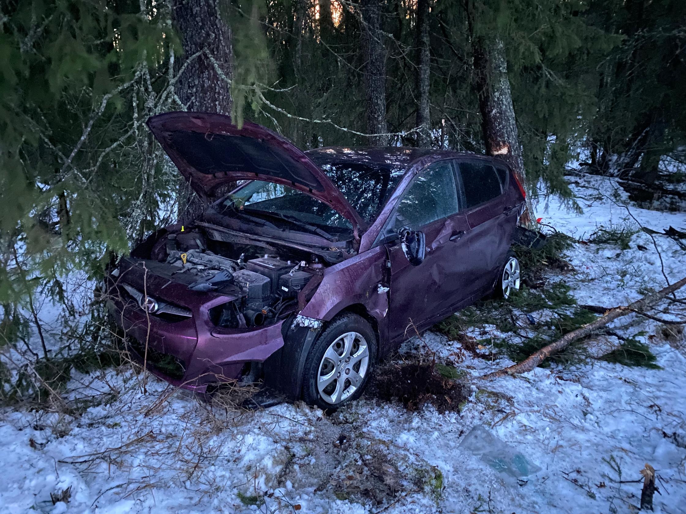 Поворот оказался слишком крутым: иномарка перевернулась в Костомукше