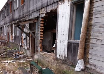 Власти Пудожского района объяснили, что люди живут без электричества и с потолками подпертыми бревнами, потому что не хотят переезжать в предложенные помещения