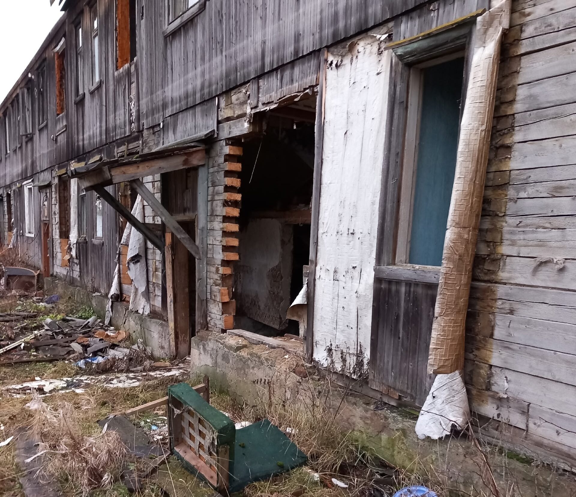 «Электричества нет, потолки бревнами подперты»: как живут люди в пудожской глубинке