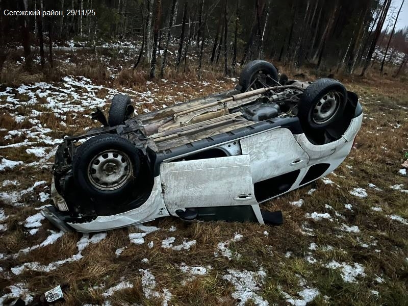Колесо от фуры спустило встречную иномарку с трассы в Карелии: в перевернувшейся машине пострадали две женщины