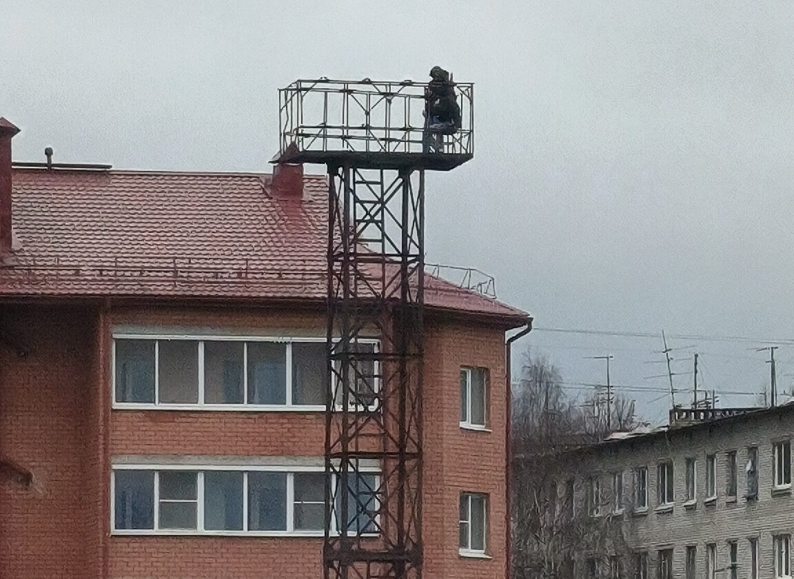 Молодежь заметили на старой вышке стадиона в Петрозаводске