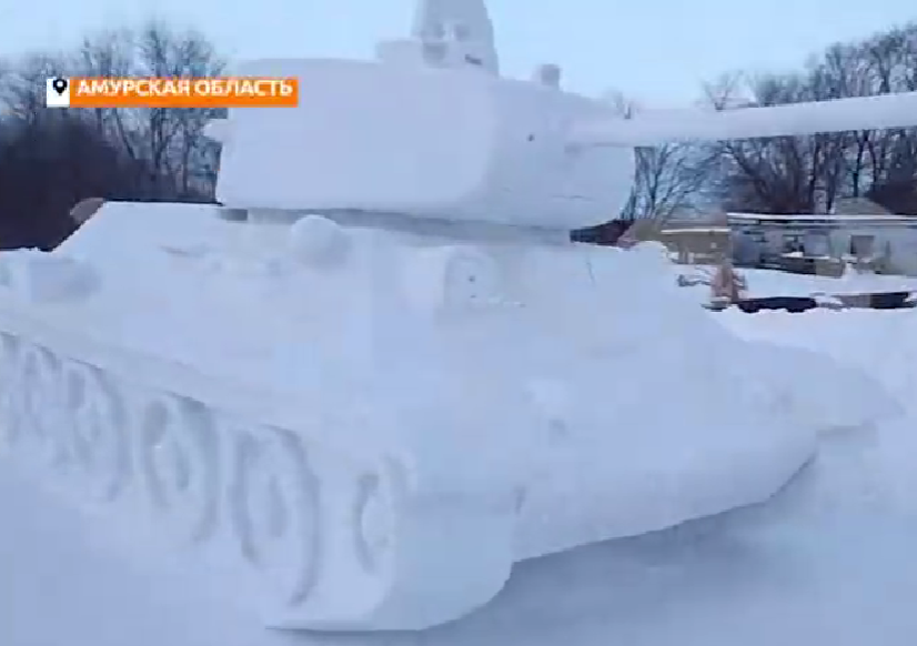 Дедушка и внук слепили из снега легендарный танк Т-34