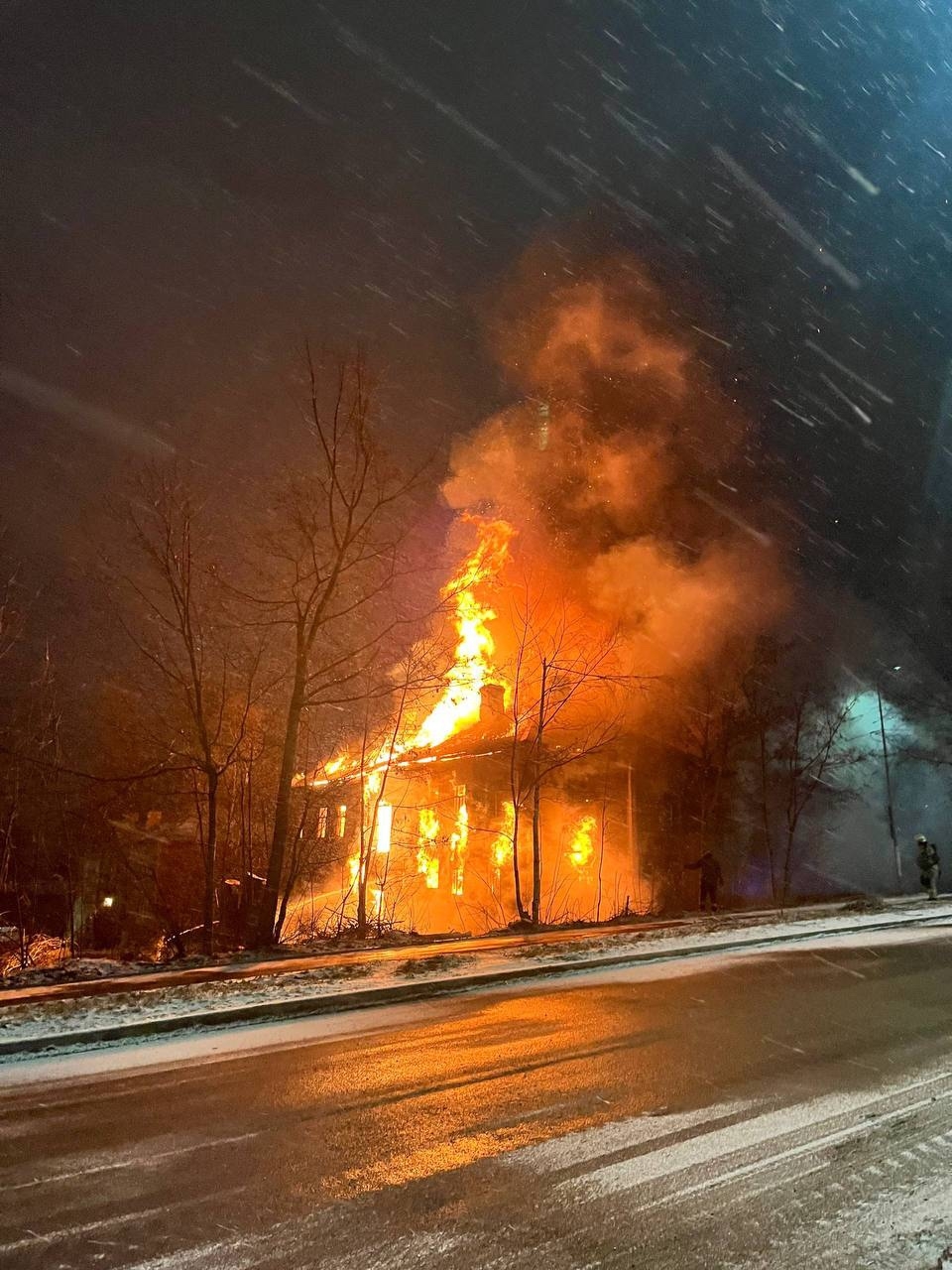 Появилось видео с места пожара на Голиковке