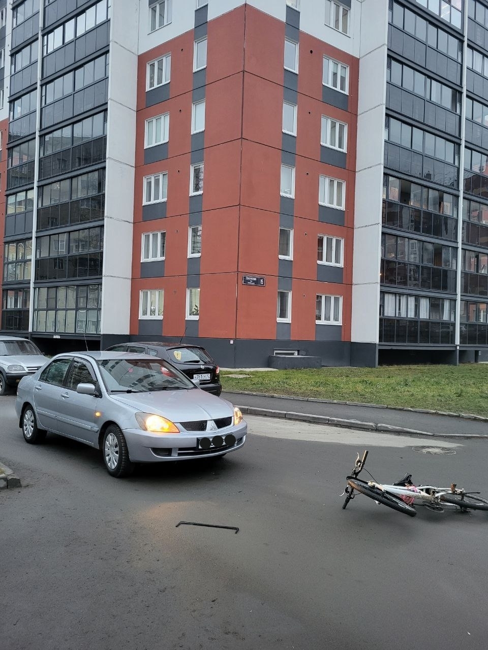 Школьник на велосипеде ехал по дороге и угодил под колеса авто в Петрозаводске