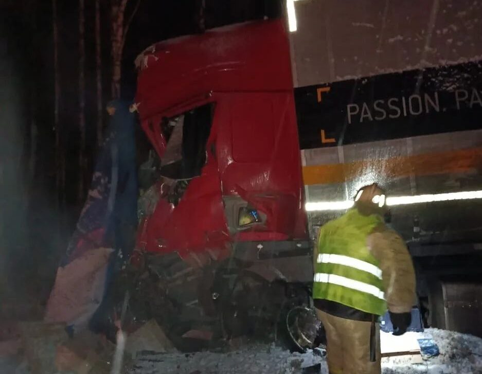 В Беломорском округе две фуры улетели в кювет