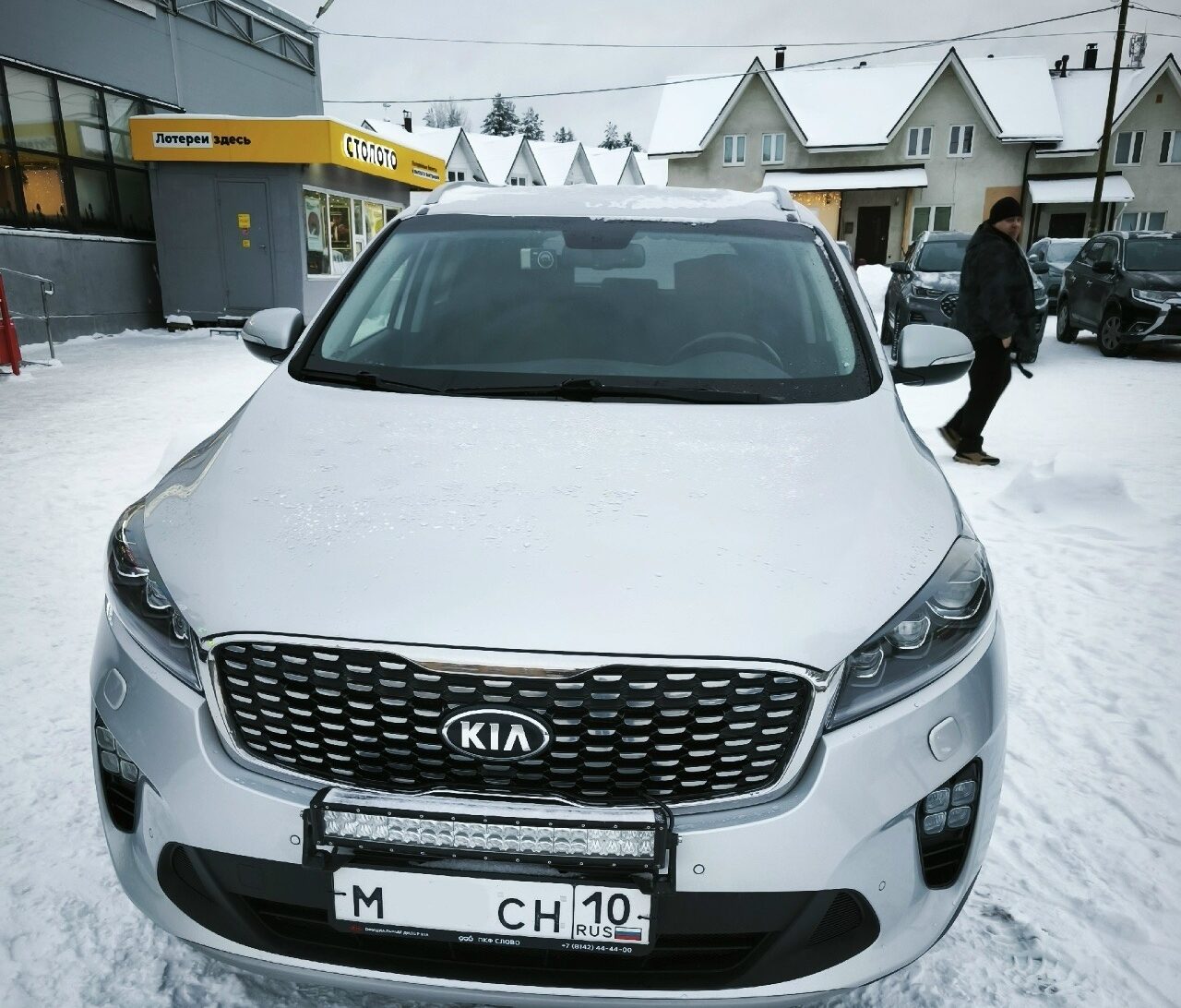 Пожилой водитель на высокой скорости напугал женщину у гипермаркета в Костомукше