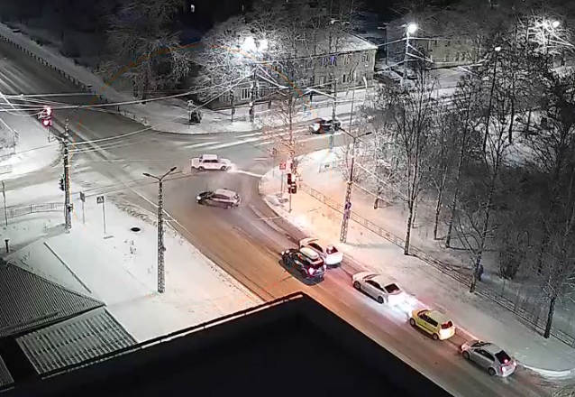 Две легковушки столкнулись на одном из самых аварийных перекрестков в Петрозаводске