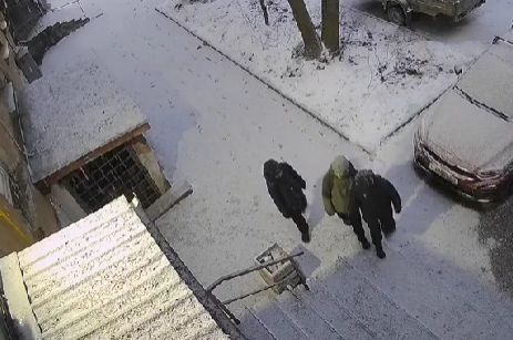 Подростки взломали двери в подъезд в расширенном центре Петрозаводска