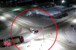 Скорая попала в аварию на заснеженном перекрестке в Кондопоге