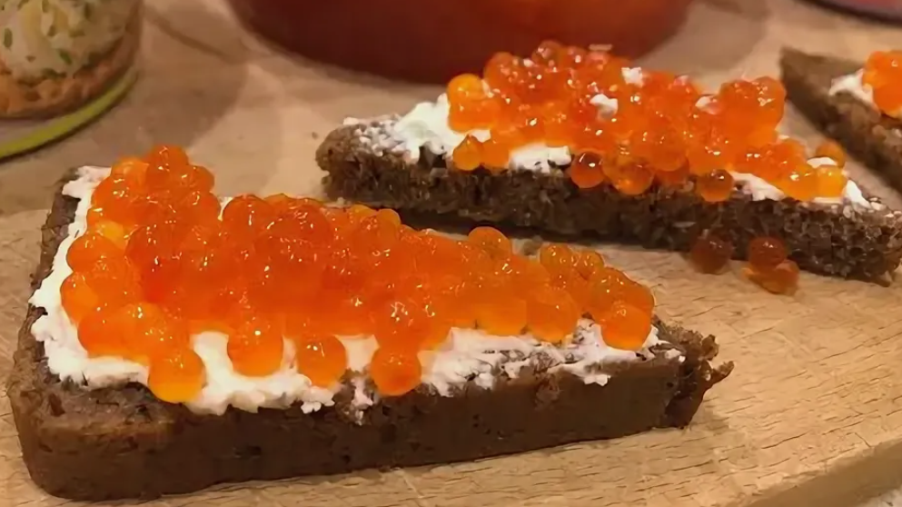 Узнали, во сколько обойдется бутерброд с красной икрой россиянам на Новый год