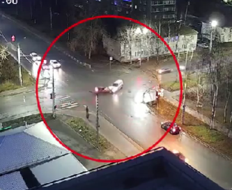 Легковушка жестко влетела в кроссовер на перекрестке в Петрозаводске