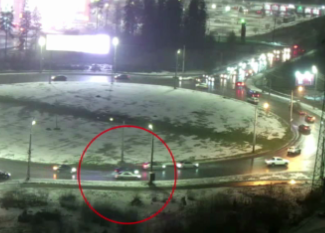 Авто закрутило после столкновения на Чапаевском кольце