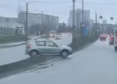 Легковушка вылетела на обочину на оживленной дороге в Петрозаводске