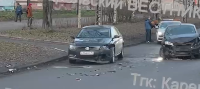 Легковушки жестко столкнулись в расширенном центре Петрозаводска