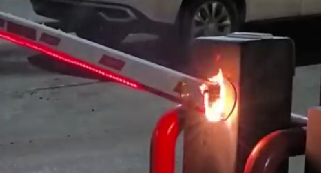 Скандальный шлагбаум вспыхнул в центре Петрозаводска