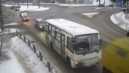 Автобус отцепился от аварийной машины в Петрозаводске