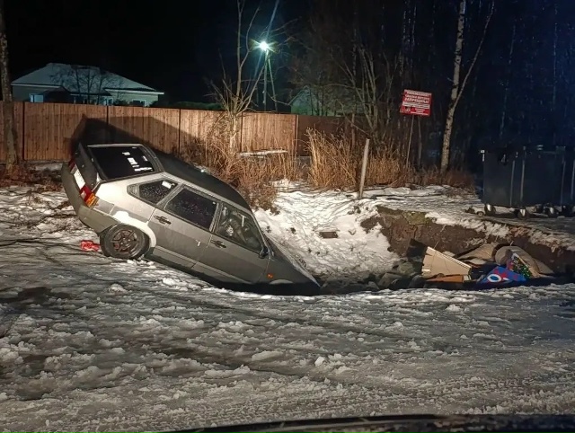 Машина угодила в яму в Медвежьегорске
