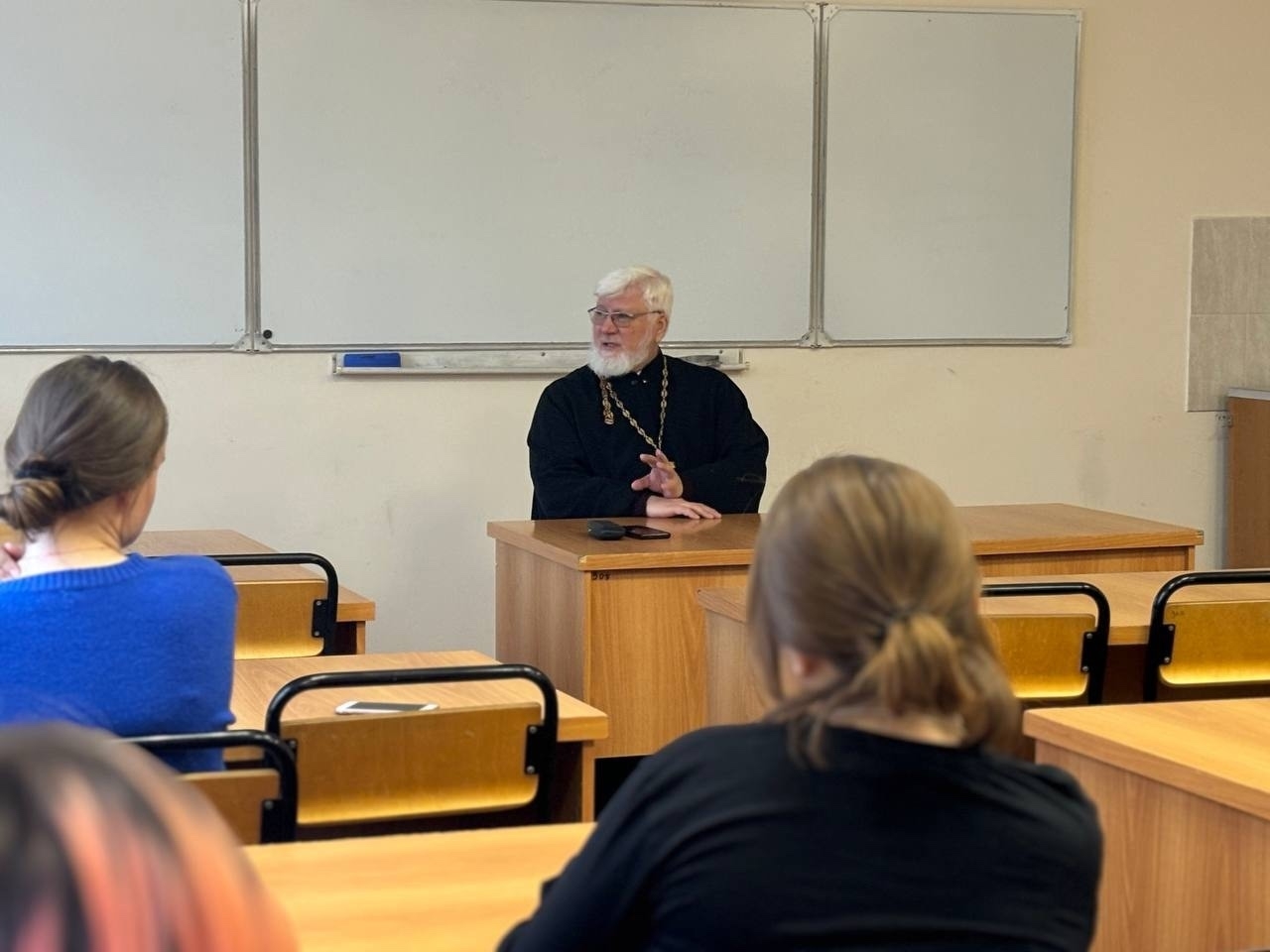 Студенты-филологи обсудили развитие ИИ с представителем карельской епархии