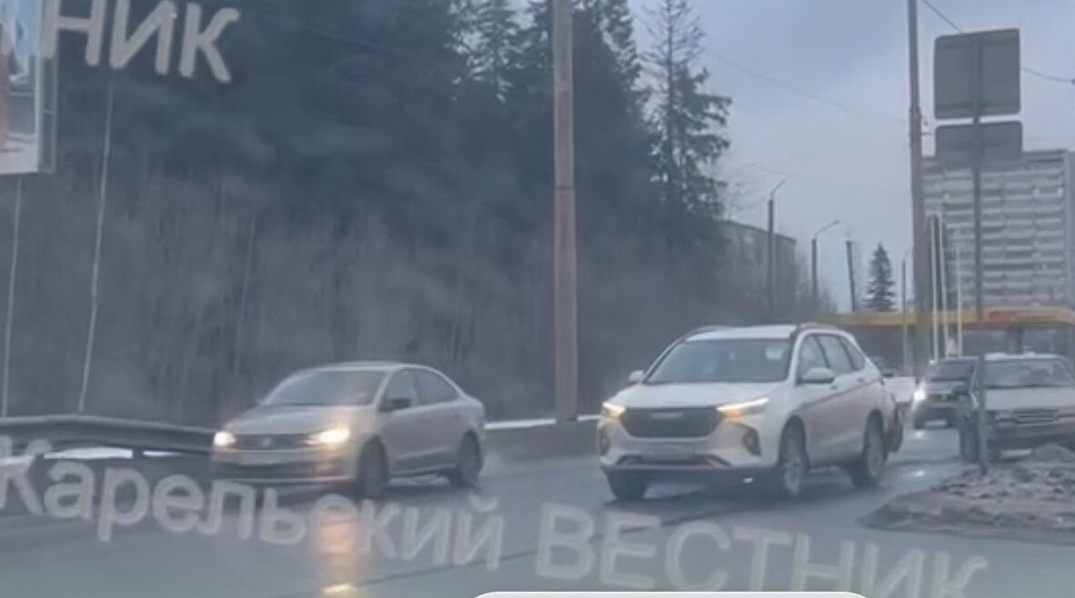 Три машины столкнулись на оживленной магистрали Петрозаводска