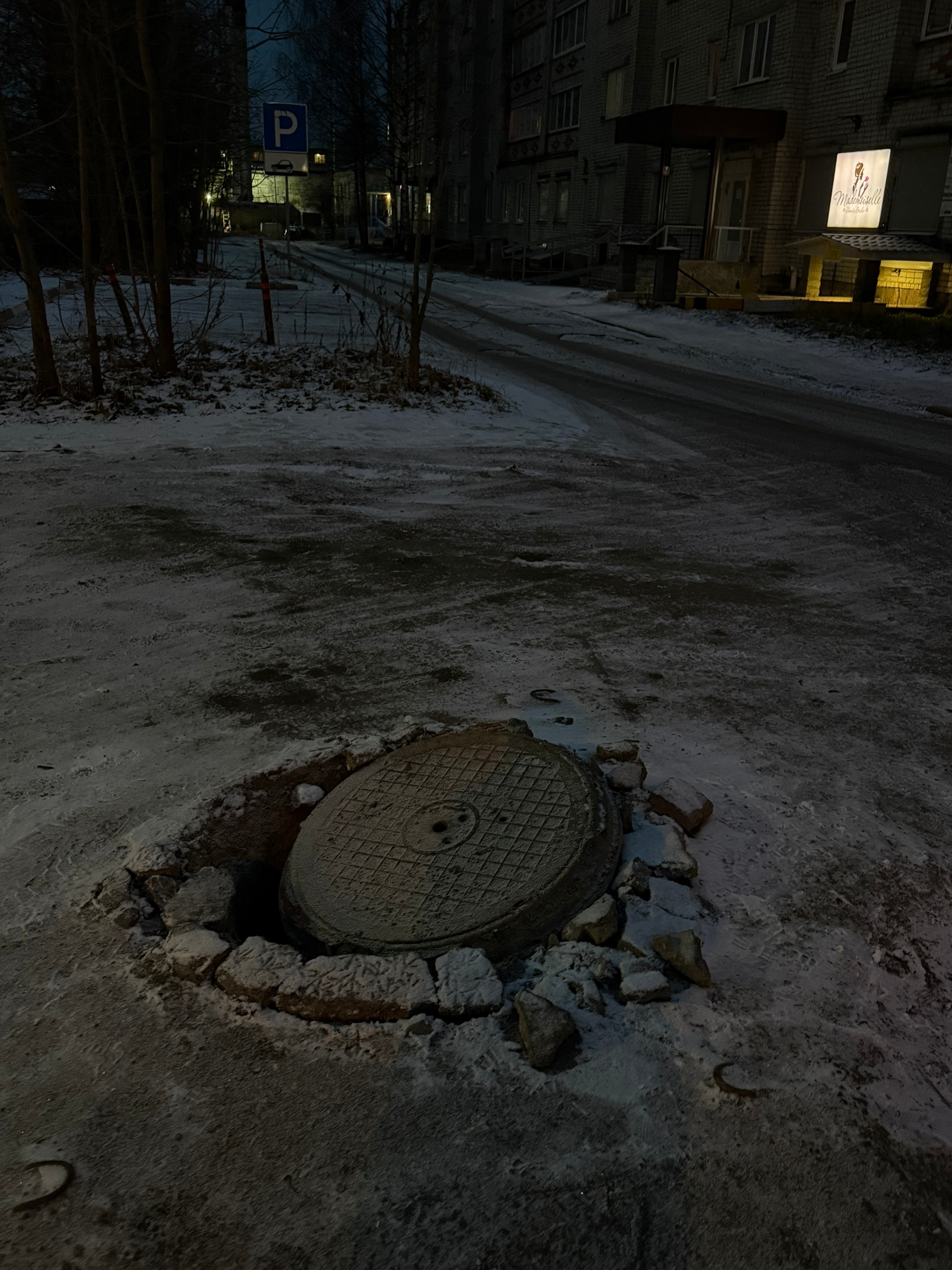 В открытый люк может угодить любой на одной из улиц Медвежьегорска