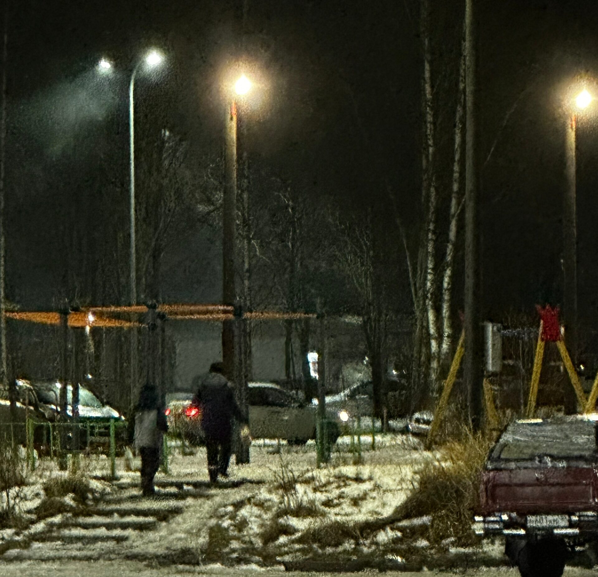 Несовершеннолетние напугали петардами жильцов общежития в Костомукше