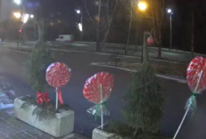 Малолетние вандалы украли новогоднее украшение рядом с кафе в Петрозаводске