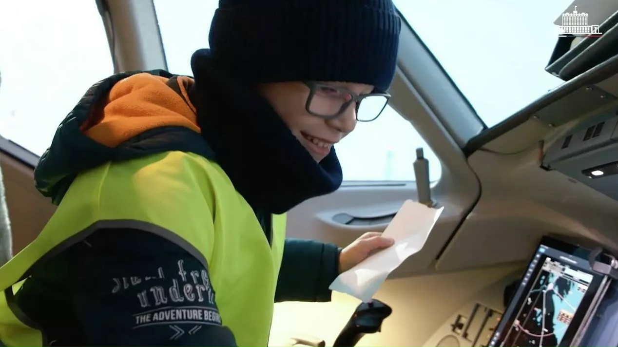 Федеральный министр исполнил мечту юного петрозаводчанина побывать в кабине самолета