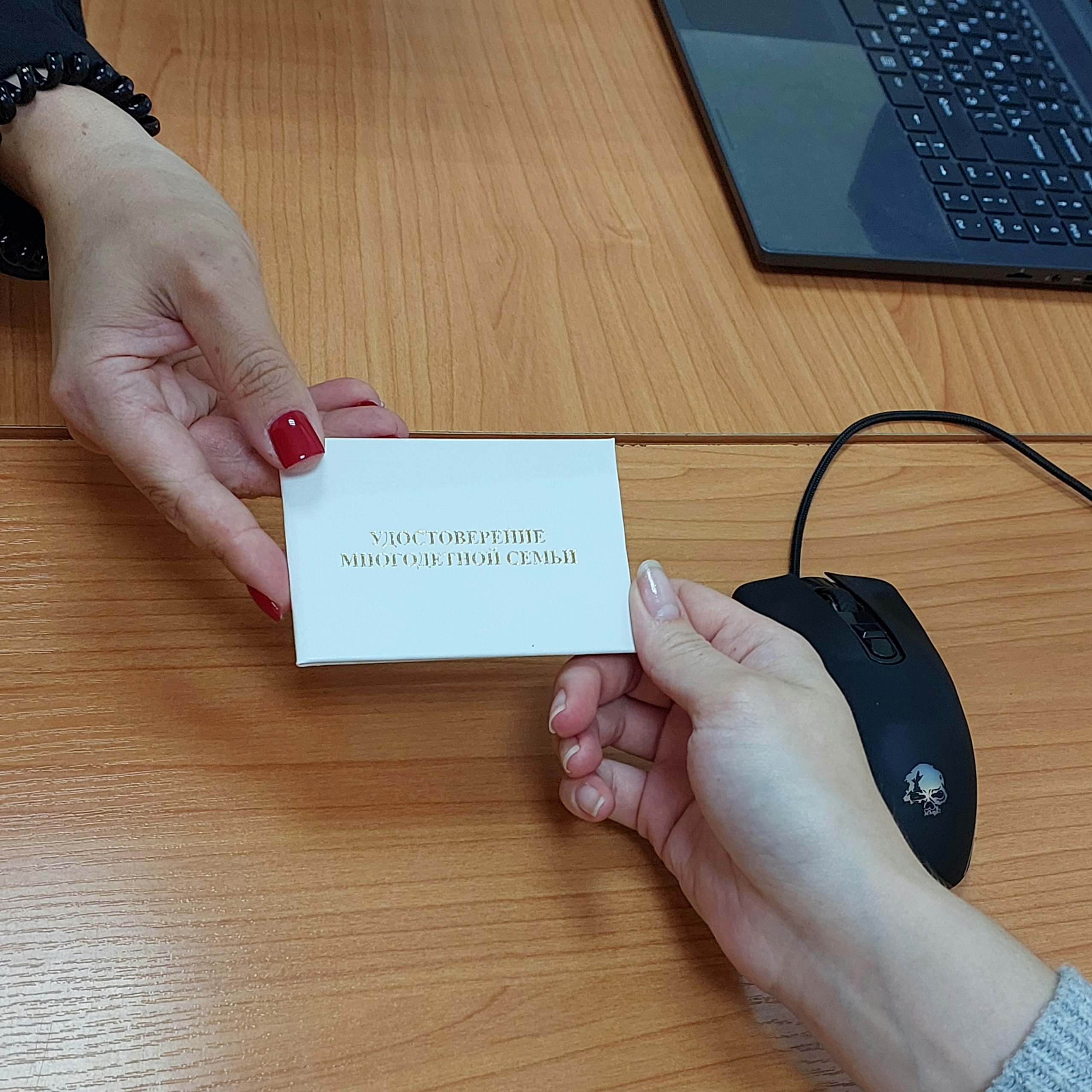 В Карелии многодетным семьям выдали более двух с половиной тысяч удостоверений нового образца