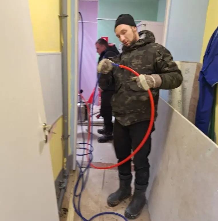 Коммунальщики оперативно устранили аварию канализации в поселке Эстерло