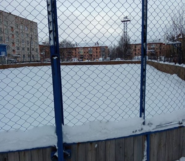 В Кондопоге жители требуют восстановить аварийную хоккейную коробку