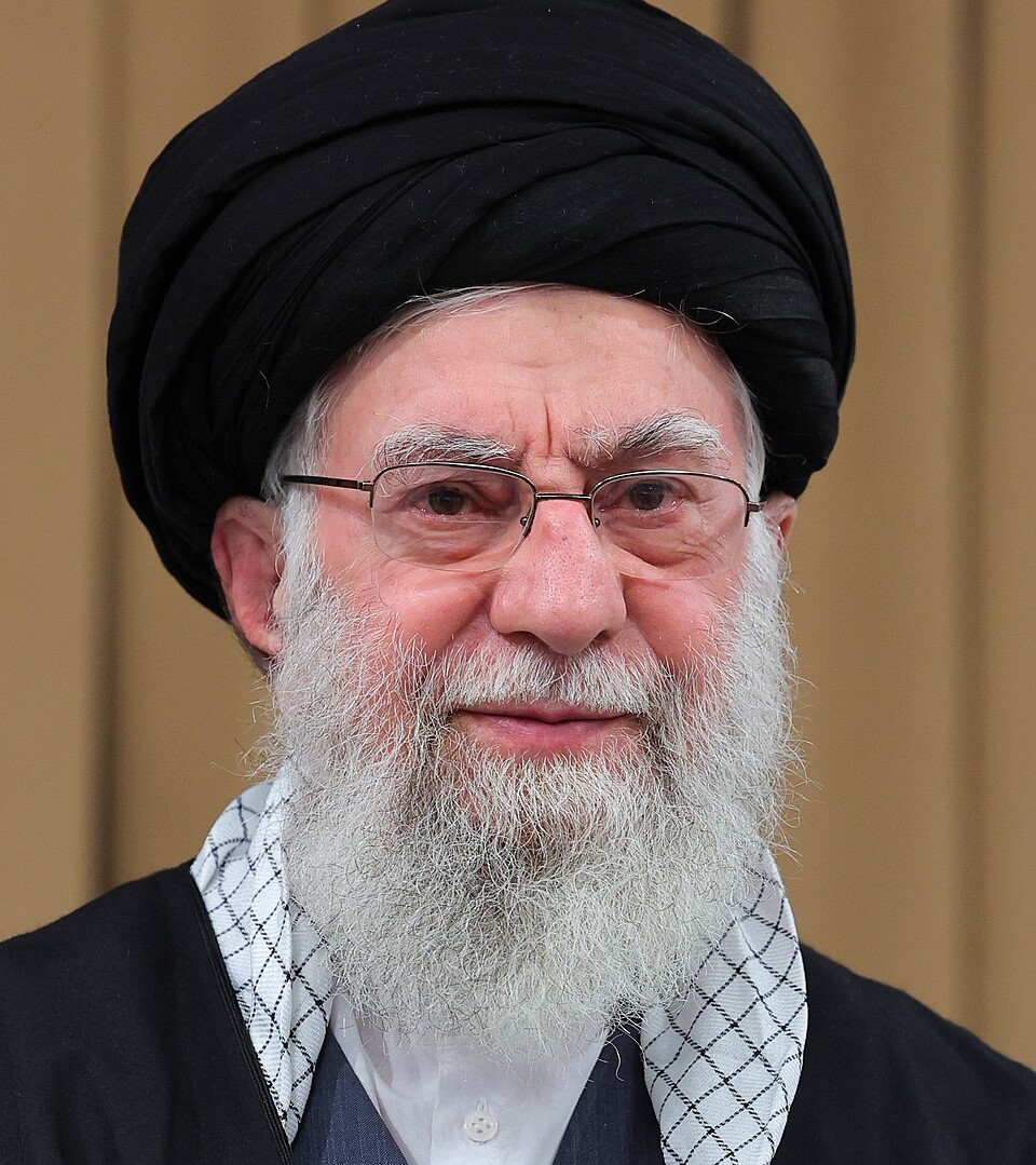 Аятолла Хаменеи подготовил план побега в Россию