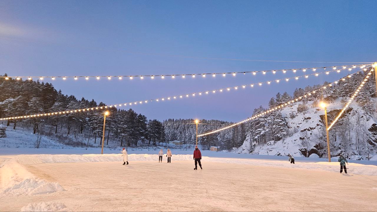 В поселке Куркиеки открылся общественный каток