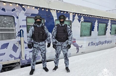 Росгвардия обеспечила безопасность во время визита поезда Деда Мороза в Петрозаводск