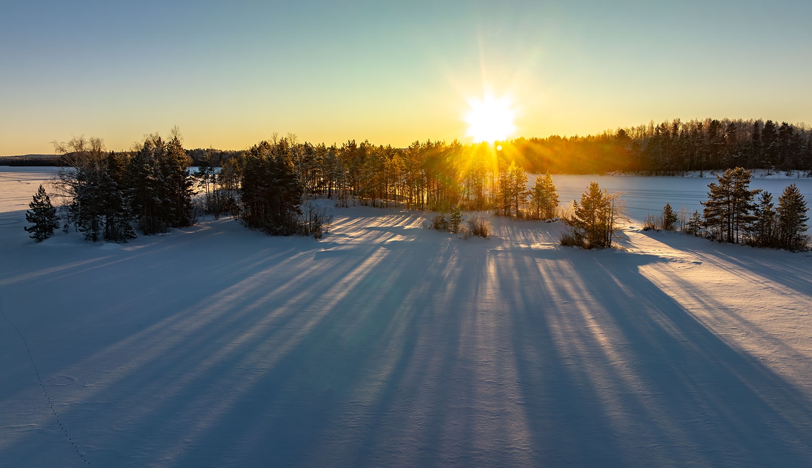 «Зима взяла свое»: Онежское озеро затянулось льдом в Карелии