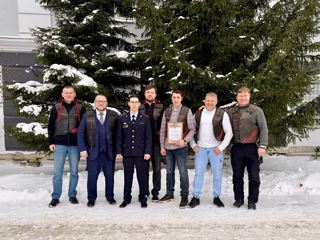 Власти Прионежья наградили мотоклуб «Ночные волки. Карелия» и полицейских района