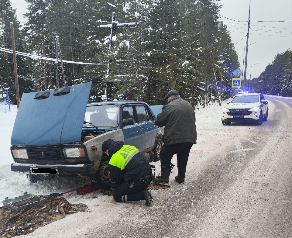 Инспекторы ДПС помогли водителю с заблокированным колесом