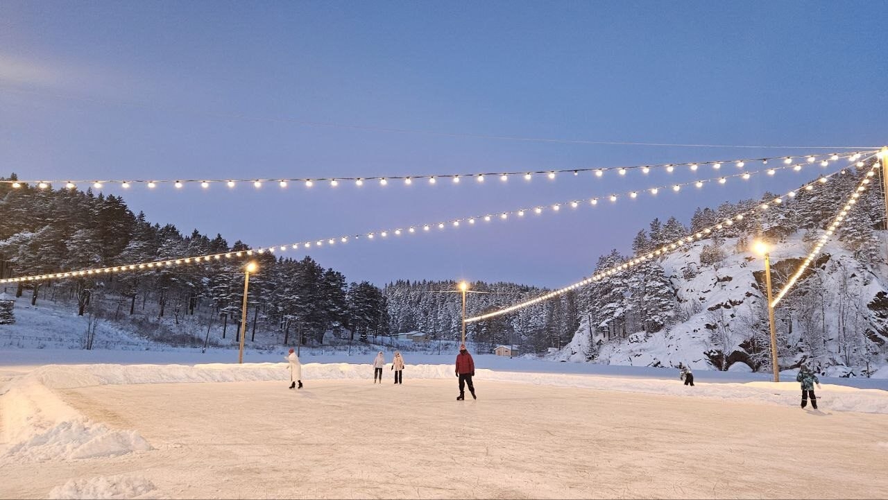 В поселке Куркиеки открылся бесплатный общественный каток
