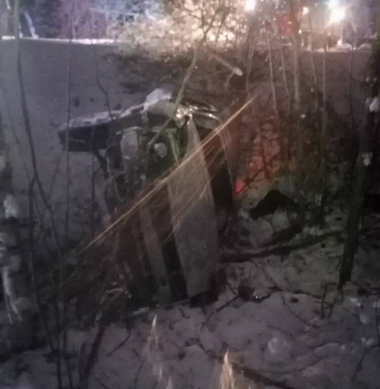 Легковушка слетела с дороги в Муезерском районе - есть пострадавшие, спасатели предотвращают пожар