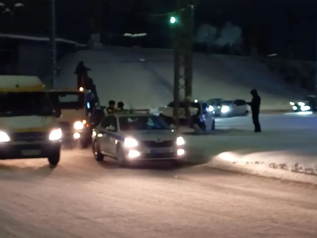 Легковой автомобиль влетел в столб на Чапаевском кольце в Петрозаводске