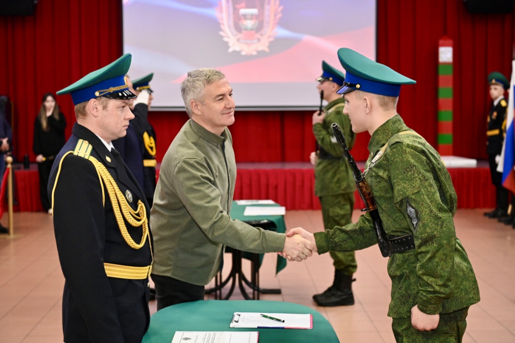 Артур Парфенчиков напутствовал молодых пограничников в Костомукше