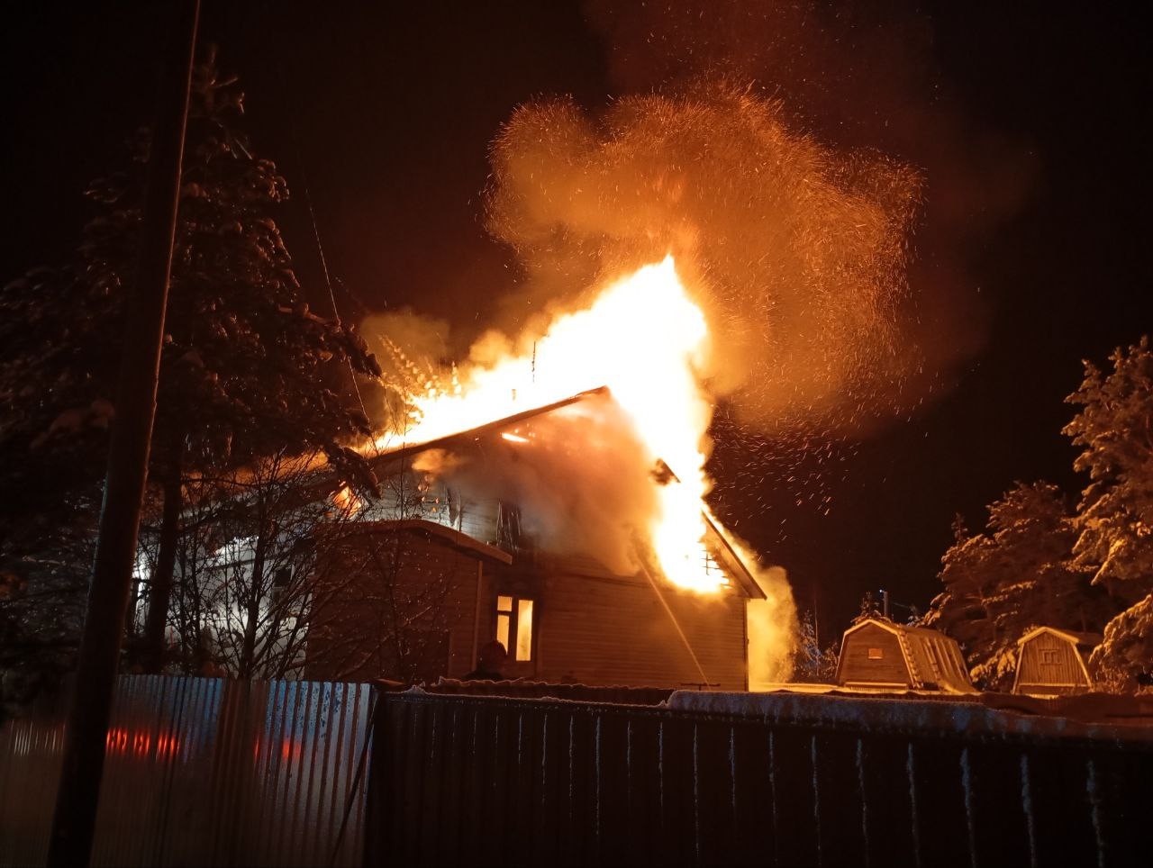 На пожаре в Ильинском пострадал один человек