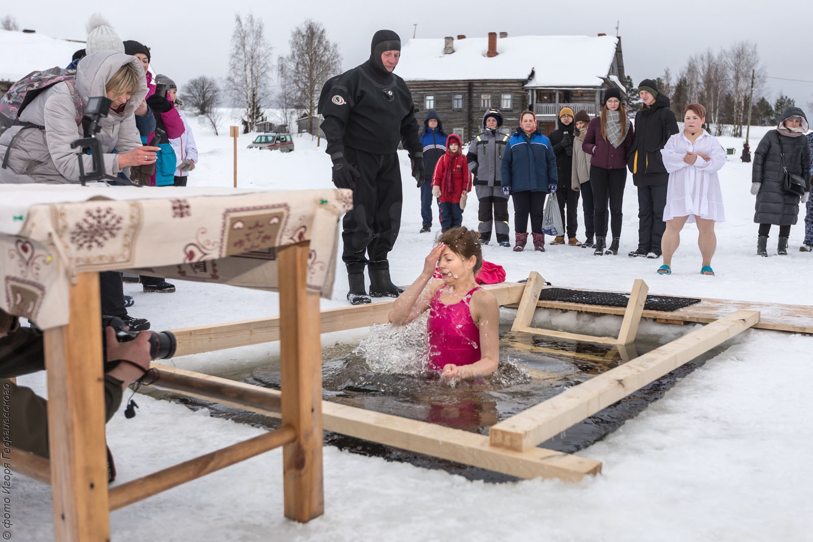 В Кижах жителям Карелии предложили окунуться в святую воду