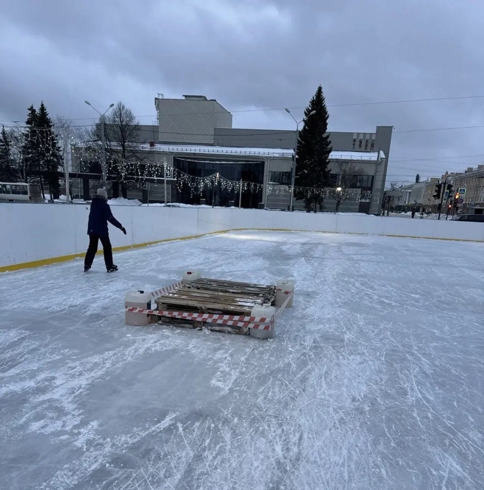Решили охладить: часть катка на площади Кирова временно закрыта