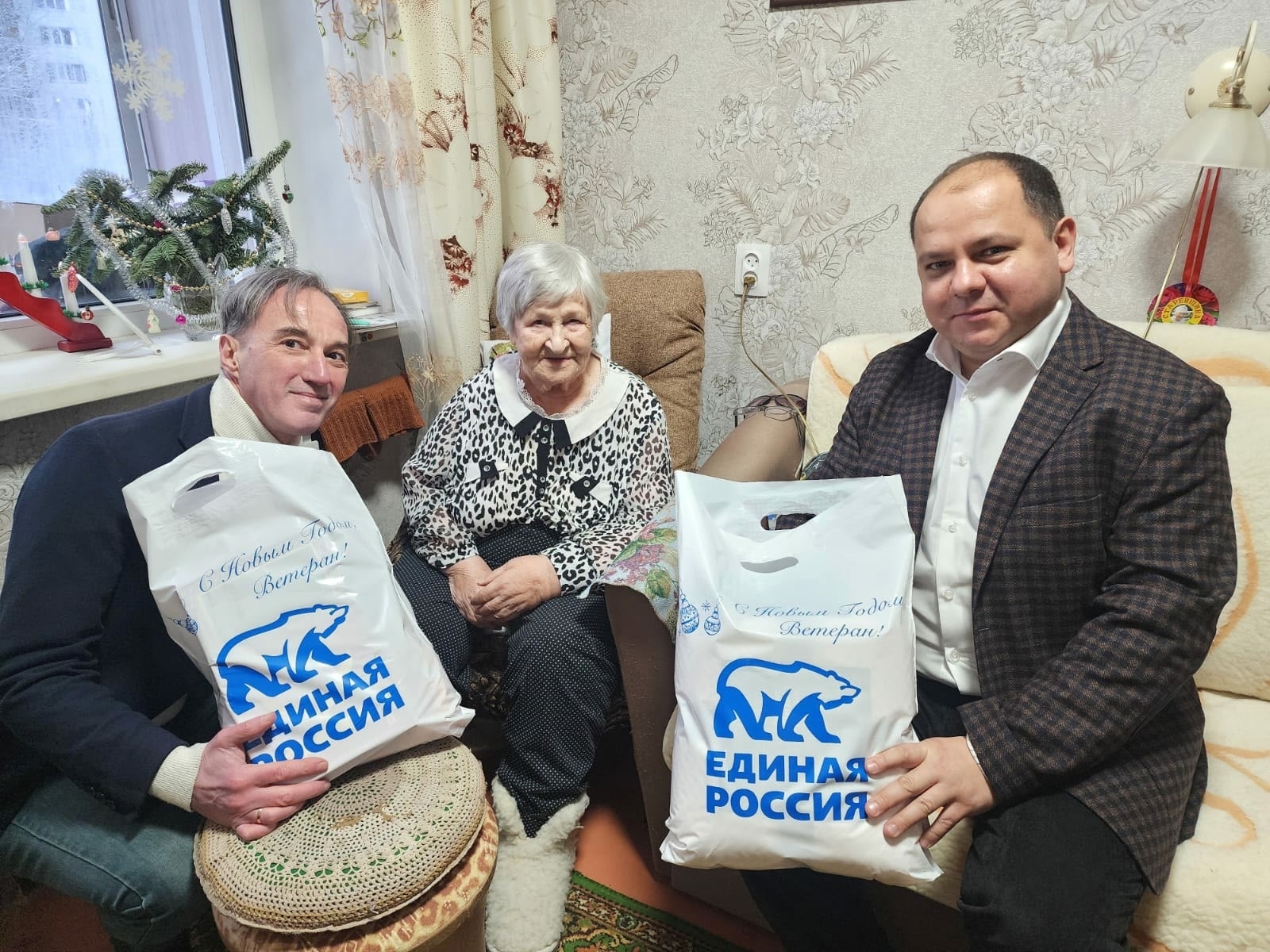 Петрозаводские депутаты поздравили ветеранов с Новым годом