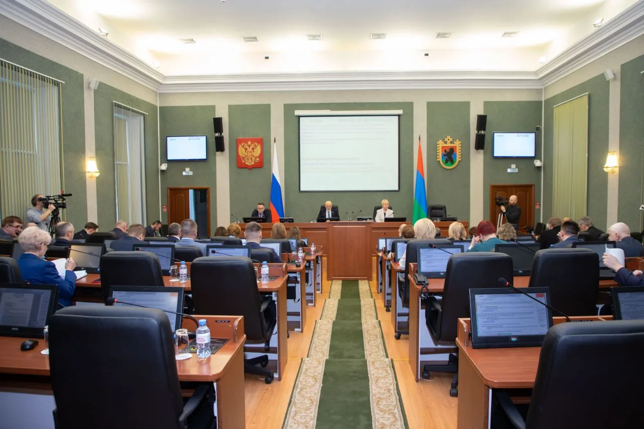 В Карелии утвердили ежемесячную доплату для пожарных и спасателей с большим стажем