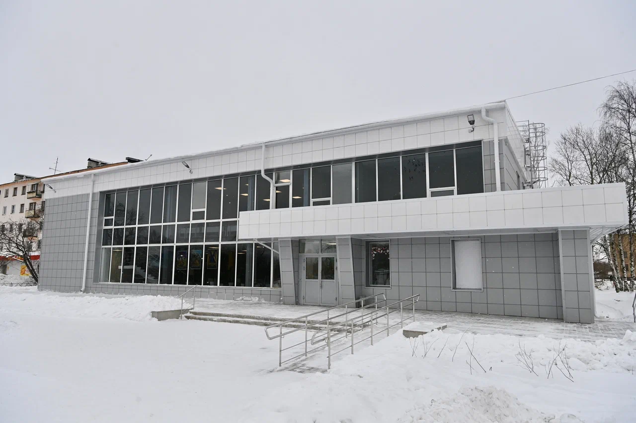 Игорь Руденя высоко оценил обновленный кинотеатр «Октябрь» в Олонце после капремонта