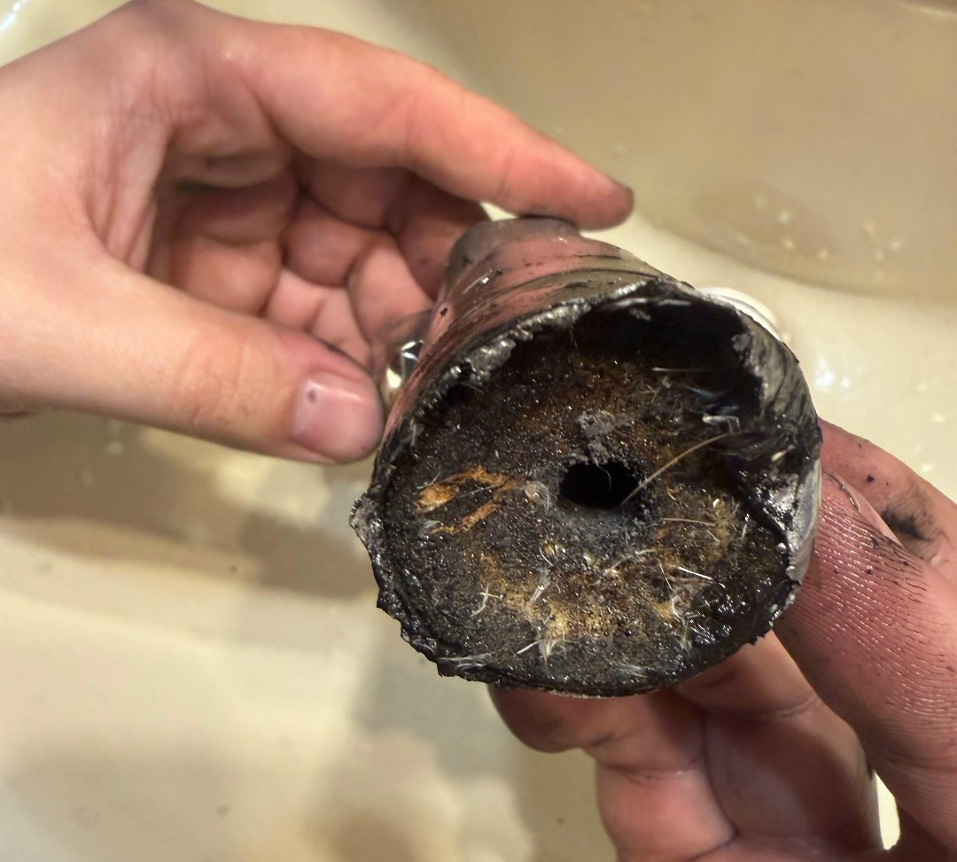 В петрозаводскую квартиру влетел сигнальный снаряд: беды удалось избежать чудом