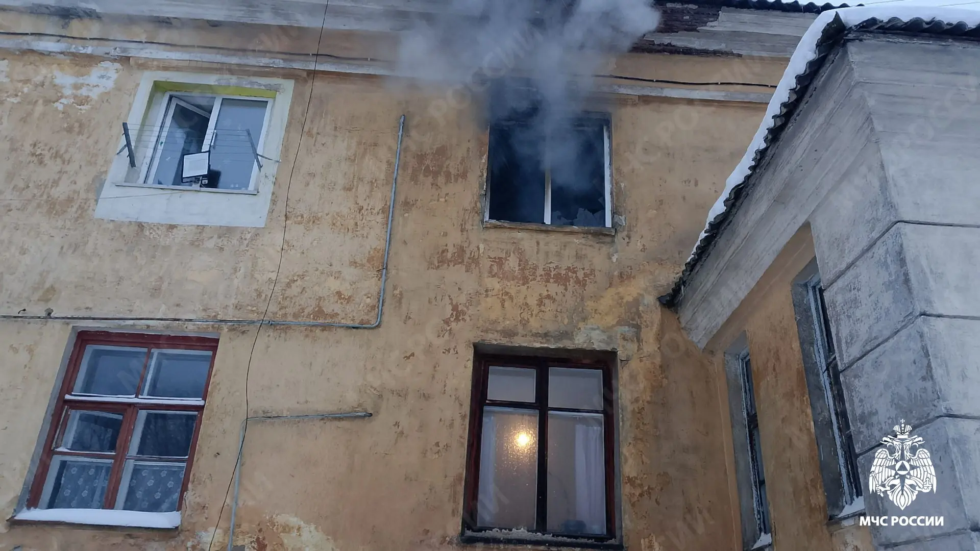 В Петрозаводске горит дом, есть пострадавшие